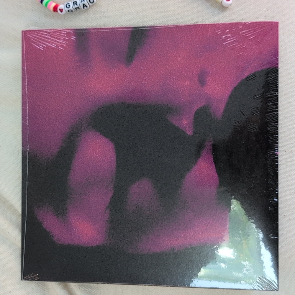 Gracie Abrams That's So True IMPORT 7" Vinyl Bundle With Keychain & Bracelets - Picture 4 of 5